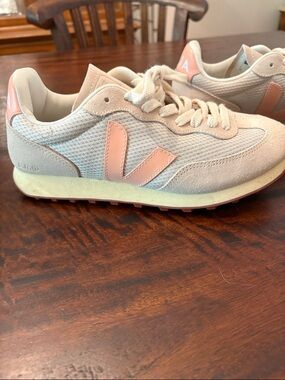 Veja Women’s Sneaker in Cream with Peach V Logo